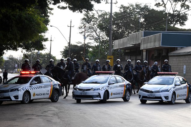 Policiais realizam cordão próximo de base de distribuição de combustíveis, em Brasília (DF) - 24/05/2018