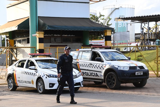 Policiais realizam cordão próximo de base de distribuição de combustíveis, em Brasília (DF) - 24/05/2018