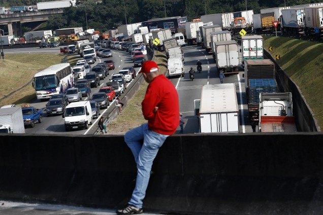 Caminhoneiros brasileiros bloqueiam a estrada Regis Bittencourt, durante greve em protesto contra o aumento do preço dos combustíveis - 24/05/2018