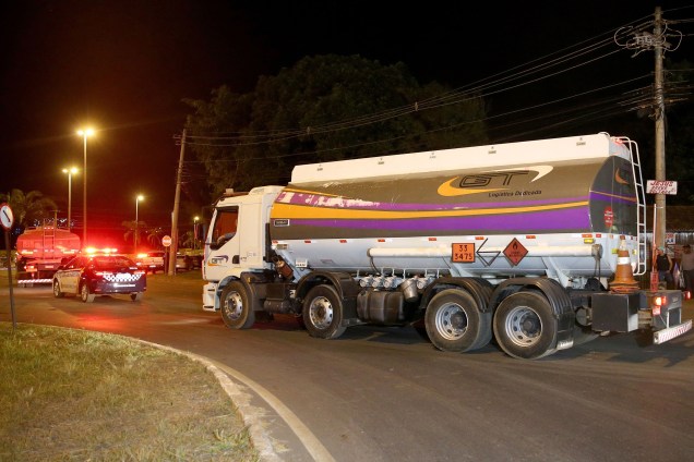 Manifestantes liberam caminhões abastecidos na distribuidora de combustivel em Brasília, após acordo com a policia militar - 24/05/2018
