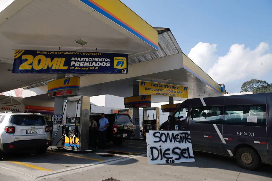 Greve de caminhoneiros causa desabastecimento de combustível em postos de gasolina da cidade de Teresópolis, na região serrana do Rio de Janeiro - 24/05/2018