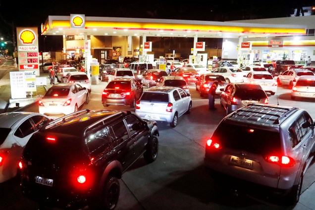 Veículos fazem fila para abastecer em posto de combustíveis de São Paulo (SP), durante a greve dos caminhoneiros - 23/05/2018