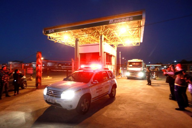 Polícia Militar acompanha caminhões transportando gasolina de um posto em Canoas (RS) - 26/05/2018