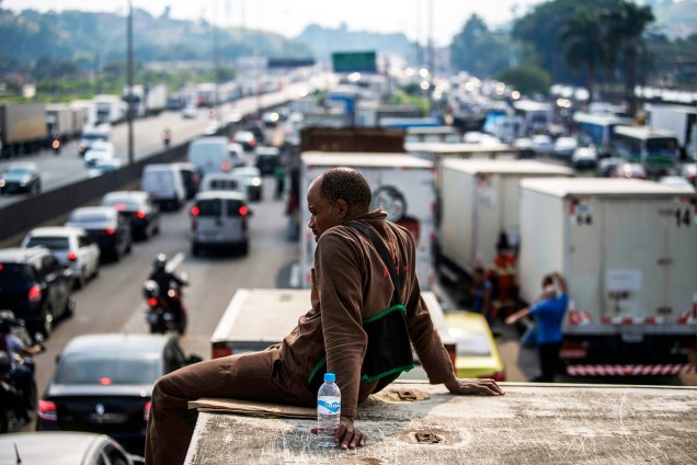 Caminhoneiros bloqueiam a Rodovia Washington Luis, na altura do município de Duque de Caxias (RJ), durante o quinto dia de greve - 25/05/2018