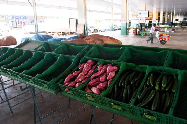 Caixas de frutas. verduras e legumes são vistas vazias no CEASA de Brasília (DF), durante o quinto dia da greve dos caminhoneiros - 25/05/2018