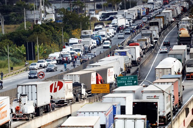 Caminhoneiros bloqueiam a rodovia Régis Bittencourt, na altura da cidade de Embu das Artes (SP), durante o quinto dia da greve dos caminhoneiros - 25/05/2018