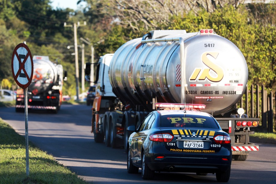 Viaturas da Polícia Rodoviária Federal (PRF) escoltam dois caminhões de combustíveis, em Porto Alegre (RS) - 25/05/2018