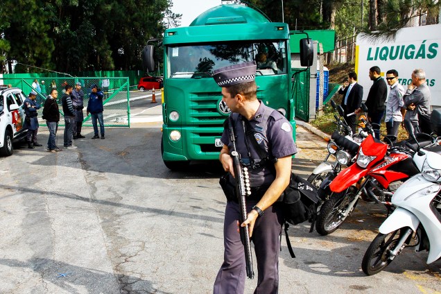Caminhões de gás com destino a hospitais são liberados com escolta da Polícia Militar, em Barueri (SP), durante o quinto dia da greve dos caminhoneiros - 25/05/2018
