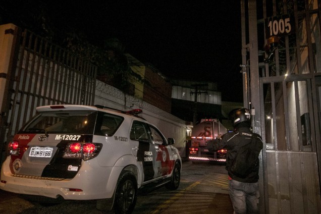 Comboio de caminhões tanques são escoltados por viaturas da Polícia Militar, levando querosene do aeroporto de Cumbica para o aeroporto de Congonhas, na zona sul de São Paulo durante a madrugada - 25/05/2018