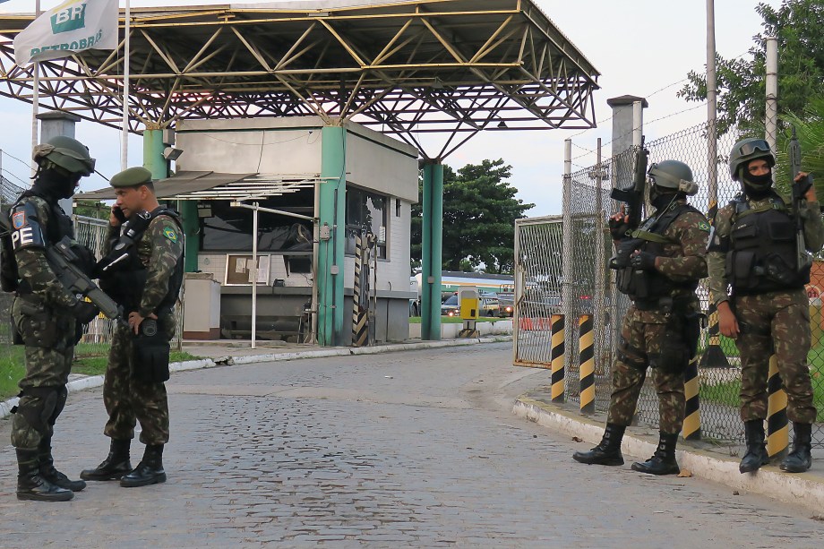 Homens da Polícia do Exército garantem saída de caminhão-tanque de refinaria da Petrobras, na Baixada Fluminense - 25/05/2018