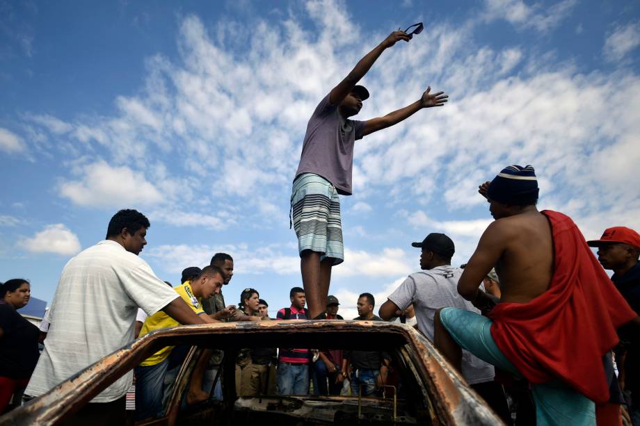 Manifestantes montam uma barricada em uma estrada enquanto protestam contra os preços dos combustíveis no bairro de São Marino, Ribeirão das Neves, região metropolitana de Belo Horizonte (MG) - 25/05/2018