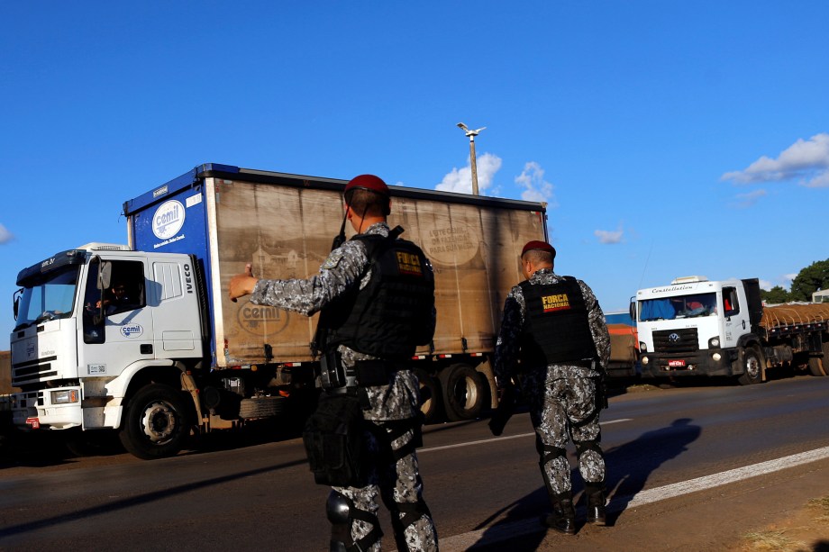 Membros da Força de Segurança Nacional trabalham na tentativa de desobstruir a rodovia BR-04 em Luziania (GO) - 26/05/2018