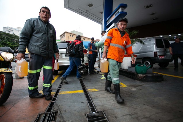 Motoristas enfrentam filas para abastecer em posto de combustíveis na zona norte de São Paulo (SP) devido à greve dos caminhoneiros que chega ao sexto dia neste sábado - 26/05/2018