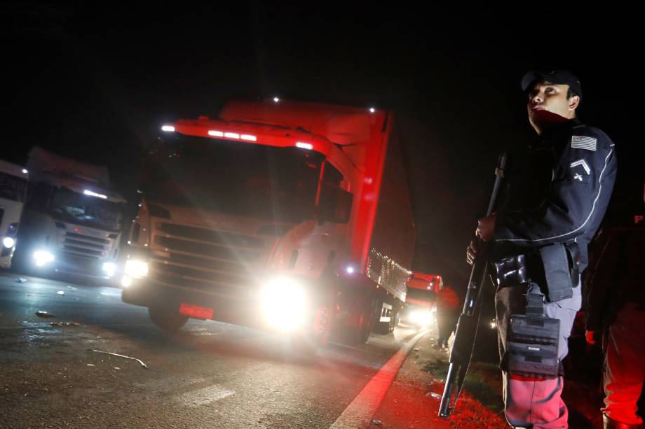 Policiais assumem posição depois de ordenar que caminhoneiros desobstruam a rodovia Anchieta em São Bernardo do Campo (SP) - 26/05/2018