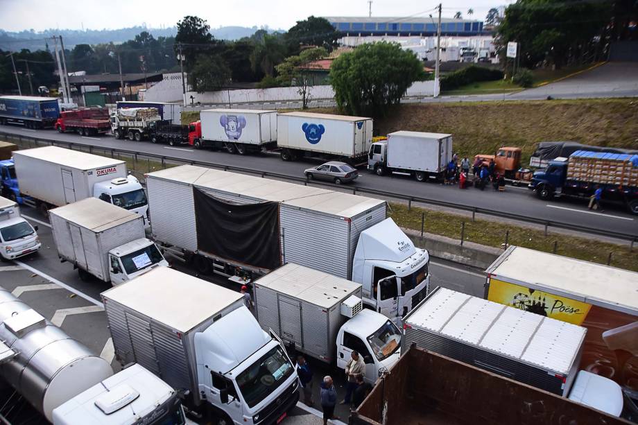 Protesto de caminhoneiros na Rodovia Régis Bittencourt, nos dois sentidos, na altura de Embu das Artes (SP) contra a alta dos preços dos combustíveis. A paralisação chega ao sexto dia neste sábado - 26/05/2018