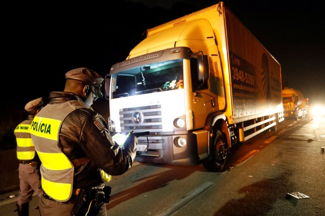 Policiais assumem posição depois de ordenar que caminhoneiros desobstruam a rodovia Anchieta em São Bernardo do Campo (SP) - 26/05/2018