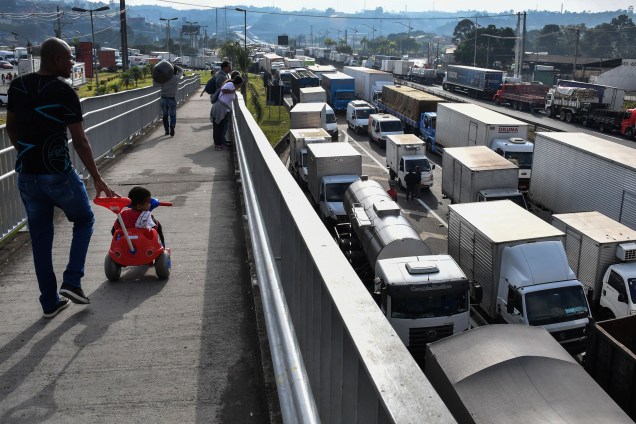 Caminhoneiros mantém bloqueio na rodovia Régis Bittencourt, a 30 km de São Paulo, durante greve em protesto ao preço dos combustíveis neste sábado - 26/05/2018