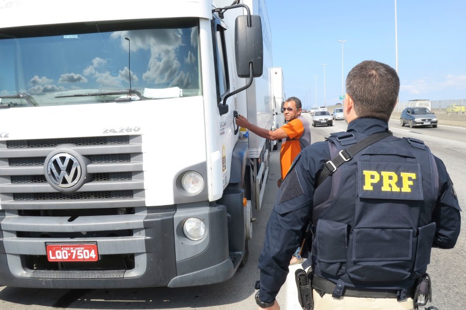 Polícia Rodoviária Federal determina aos caminhoneiros que estão parados no acostamento da BR-040, em frente à Refinaria Duque de Caxias (Reduc), que retirem os caminhões - 26/05/2018