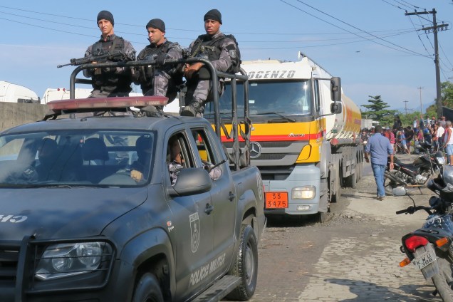 O Gabinete de Gestão da Crise (GGC) determina que a Polícia Militar (PM) faça a escolta de cinco caminhões-tanques para abastecer o BRT no Rio - 26/05/2018