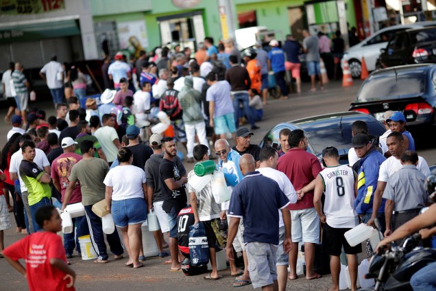 Pessoas fazem fila em posto de gasolina buscando combustível em Luziânia, Góias - 27/05/2018