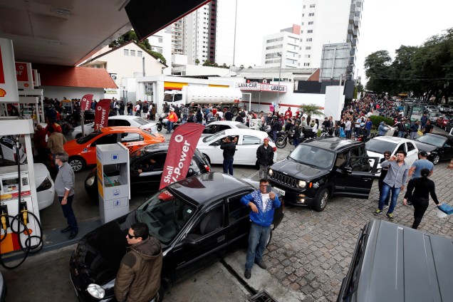 Carros e pedestres fazem filas para comprar gasolina em um posto de combustível em Curitiba (PR) durante o sétimo dia de paralisação dos caminhoneiros - 26/05/2018