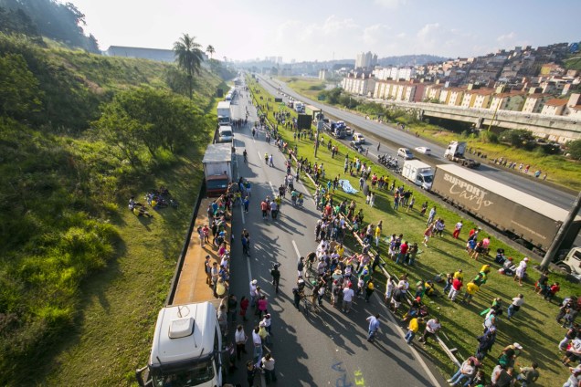 Manifestantes se juntam aos caminhoneiros na rodovia Anchieta, altura do km 23, no sentido litoral, durante protesto contra a alta no preço do diesel durante sétimo dia de paralisação - 27/05/2018