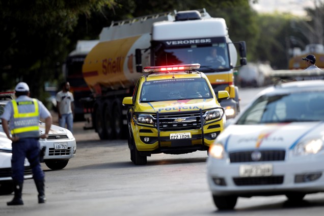 Policiais militares escoltam um caminhão que transporta combustível em Brasília - 27/05/2018