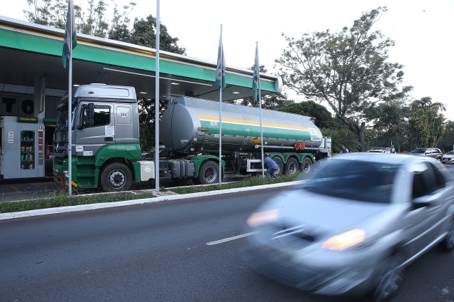 Caminhão-tanque abastece posto de combustivel no Plano Piloto, região central de Brasília - 27/05/2018