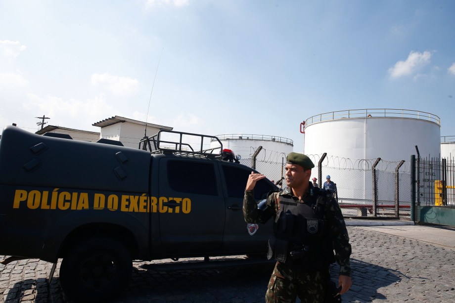 Um grupamento de militares da Polícia do Exército reforça segurança no entorno da Refinaria Duque de Caxias (Reduc) - 27/05/2018