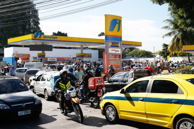Posto de combustível em São Cristóvão recebe gasolina e volta a abastecer, gerando enormes filas de carros e motos no Rio de Janeiro - 28/05/2018