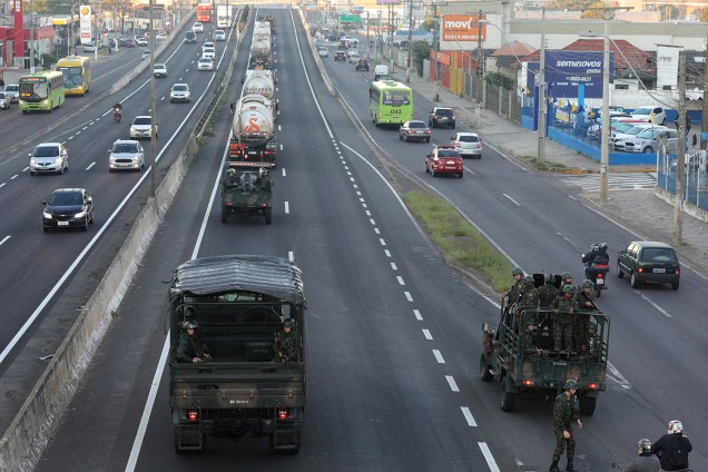Militares do exército brasileiro escoltam carga de combustível na BR-116 em Canoas, Porto Alegre - 28/05/2018