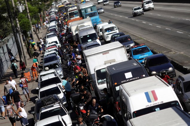 Motoristas formam fila para abastecer em posto de gasolina no Rio de Janeiro - 28/05/2018
