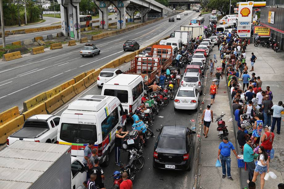 Veículos fazem fila para abastecer em posto de combustível no Rio de Janeiro (RJ), durante o oitavo dia da greve dos caminhoneiros  - 28/05/2018