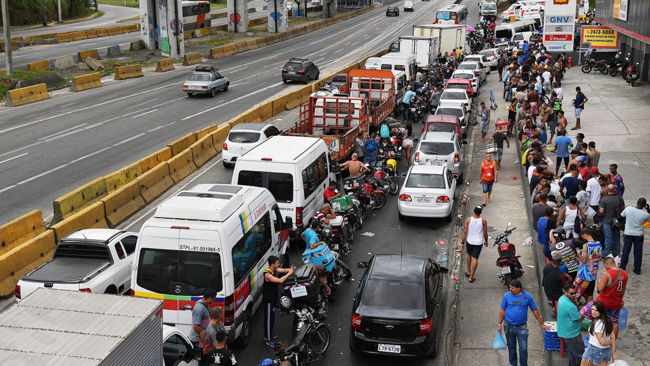Veículos fazem fila para abastecer em posto de combustível no Rio de Janeiro (RJ), durante o oitavo dia da grave dos caminhoneiros - 28/05/2018