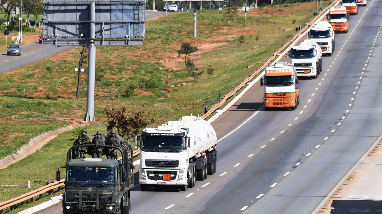 Caminhões são escoltados pelo Exército para abastecer aeronaves no Aeroporto Internacional de Brasília (DF), durante o oitavo dia da greve dos caminhoneiros - 28/05/2018