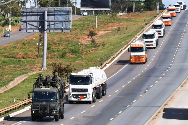 Caminhões são escoltados pelo Exército para abastecer aeronaves no Aeroporto Internacional de Brasília (DF), durante o oitavo dia da greve dos caminhoneiros - 28/05/2018