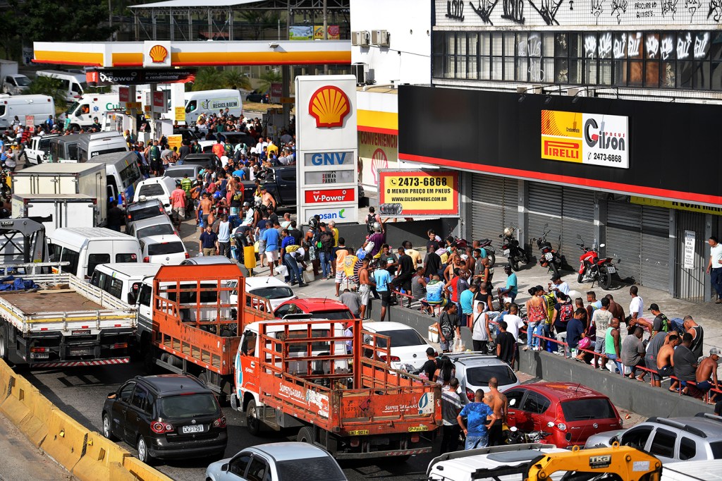 Veículos fazem fila para abastecer em posto de combustível no Rio de Janeiro (RJ), durante o oitavo dia da grave dos caminhoneiros - 28/05/2018