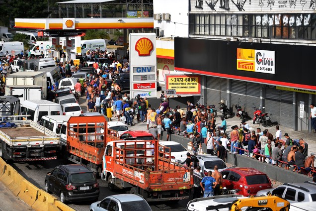 Veículos fazem fila para abastecer em posto de combustível no Rio de Janeiro (RJ), durante o oitavo dia da greve dos caminhoneiros  - 28/05/2018