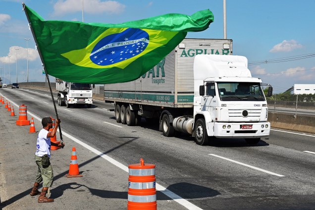 Manifestante é visto com bandeira do Brasil, próximo de refinaria em Duque de Caxias (RJ), durante o oitavo dia de greve dos caminhoneiros - 28/05/2018