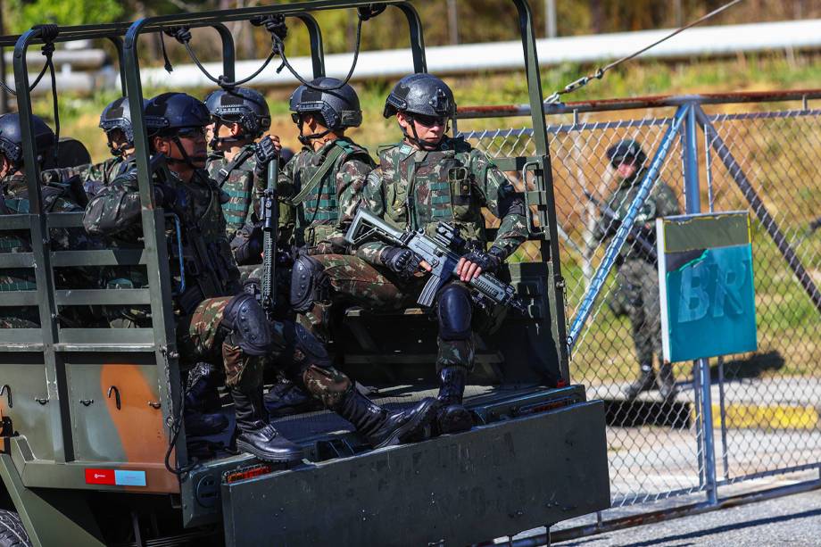 Tropas do Exército durante operação de escolta e proteção na refinaria da Petrobras, em Sao José dos Campos (SP) - 28/05/2018