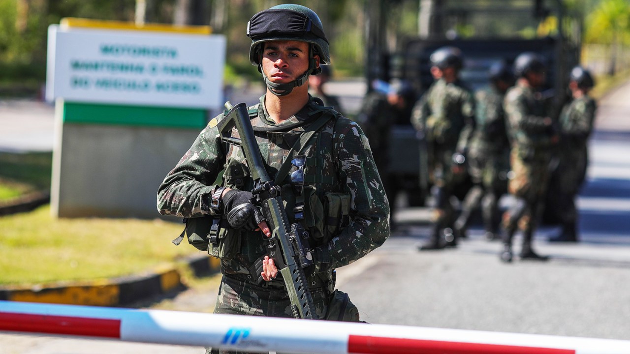 Tropas do Exército durante operação de escolta e proteção na refinaria da Petrobras, em Sao José dos Campos (SP) - 28/05/2018