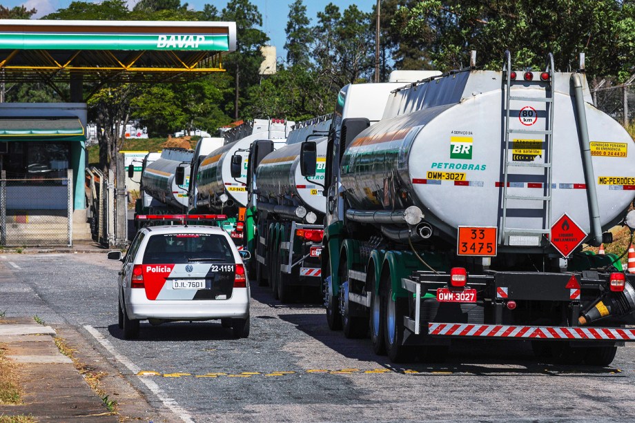 Tropas do Exército e viaturas da Polícia Militar durante operação de escolta e proteção de caminhões na refinaria da Petrobras, em Sao José dos Campos (SP) - 28/05/2018