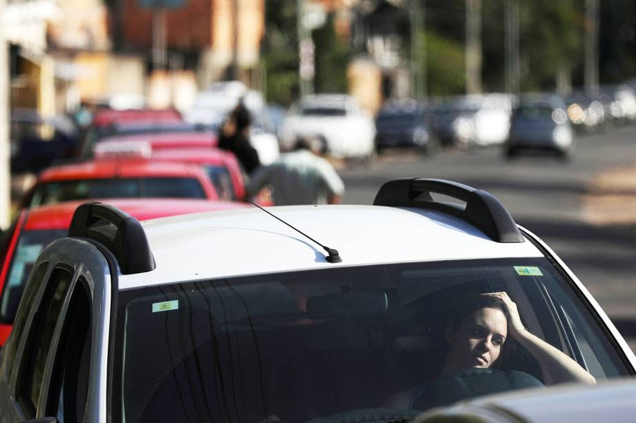 Mulher aguarda para abastecer veículo, em posto de combustíveis de Porto Alegre (RS), durante o nono dia da greve dos caminhoneiros - 29/05/2018