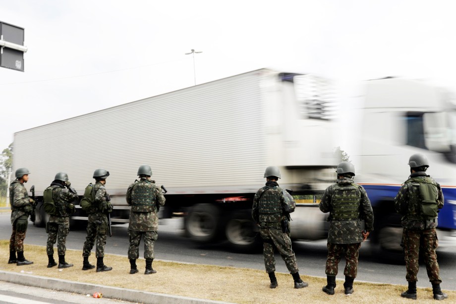 Membros do Exército realizam escolta de caminhões na BR-116, na altura da cidade de Jacareí (SP), durante o décimo dia da greve dos caminhoneiros - 30/05/2018