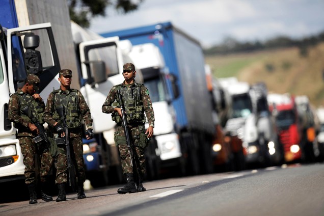 Oficiais do Exército realizam escolta de caminhões rumo ao Aeroporto Internacional de Brasília (DF), na BR-040 - 30/05/2018