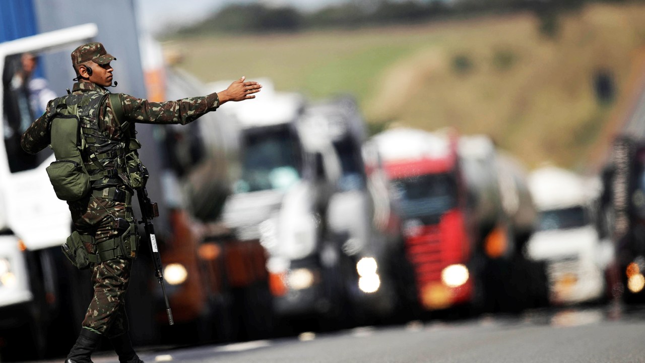 Oficiais do Exército realizam escolta de caminhões rumo ao Aeroporto Internacional de Brasília (DF), na BR-040 - 30/05/2018