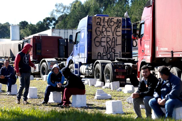 Caminhoneiros são vistos à beira da estrada após paralisarem a BR-116, em Curitiba, durante um protesto nacional contra o aumento do preço do combustível - 21/05/2018