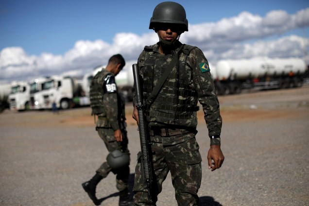 Oficiais do Exército patrulham o abastecimento de querosene da aviação no Aeroporto Internacional de Brasília - 28/05/2018