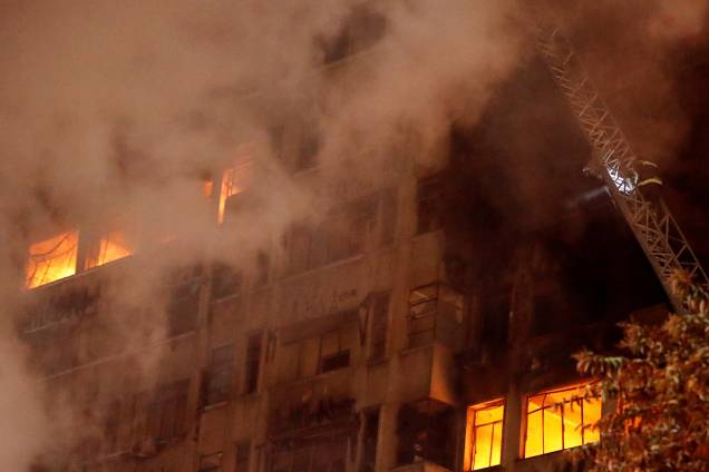Bombeiros tentam extinguir um incêndio em um edifício no Largo do Paissandu, no centro de São Paulo - 01/05/2018