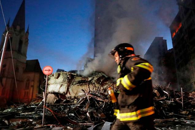 Bombeiros trabalham em meio aos escombros de um edifício no Largo do Paissandu, região central de São Paulo - 01/05/2018